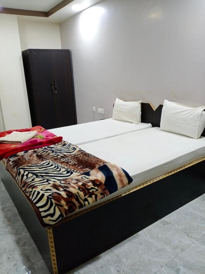 Hotel Sunaina International Гая Екстер'єр фото