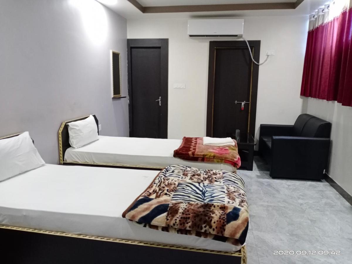 Hotel Sunaina International Гая Екстер'єр фото