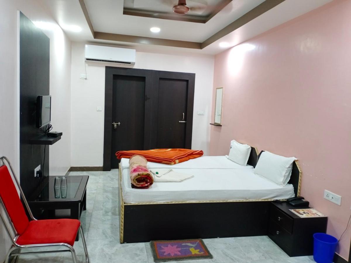 Hotel Sunaina International Гая Екстер'єр фото