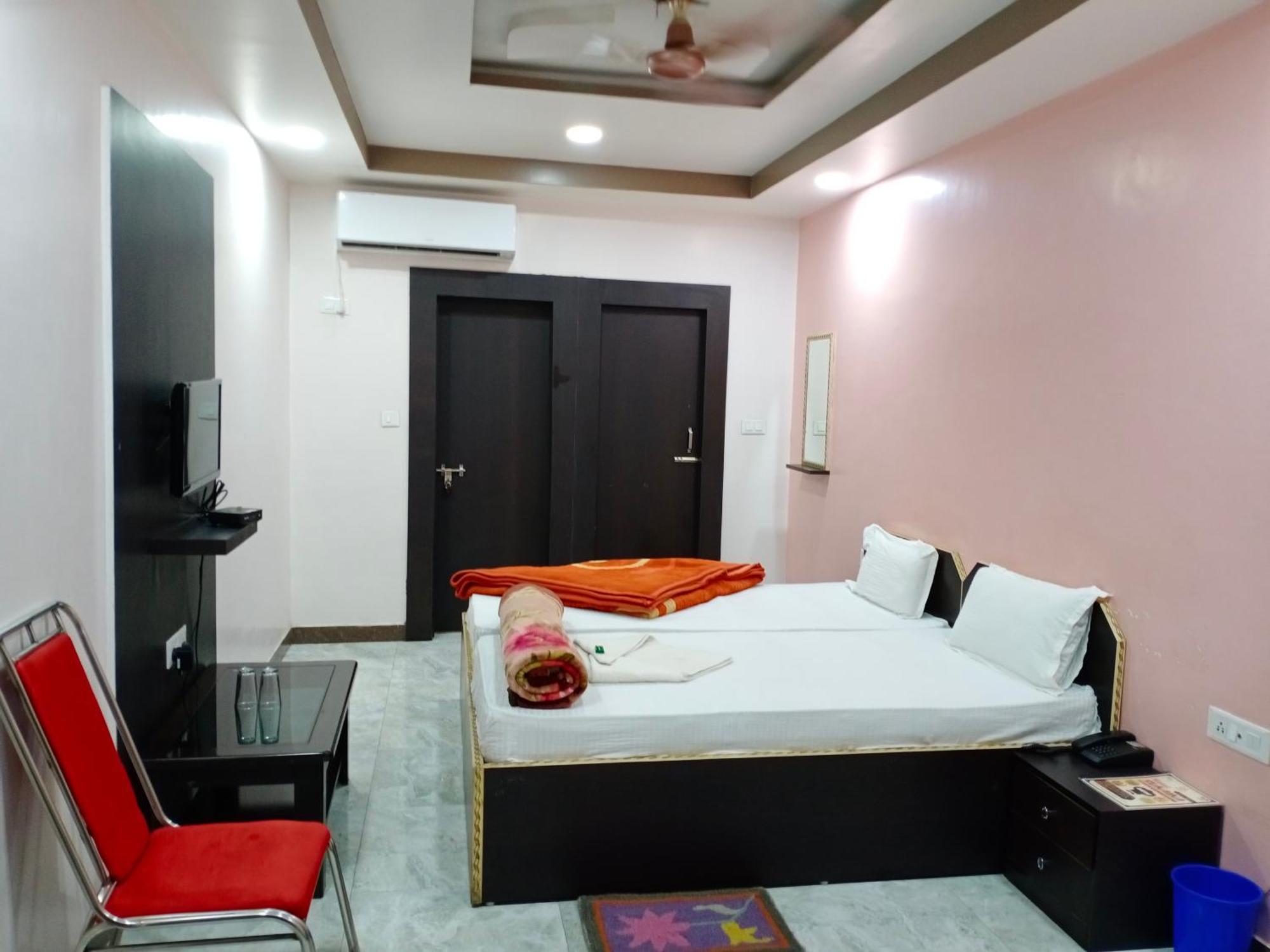 Hotel Sunaina International Гая Номер фото
