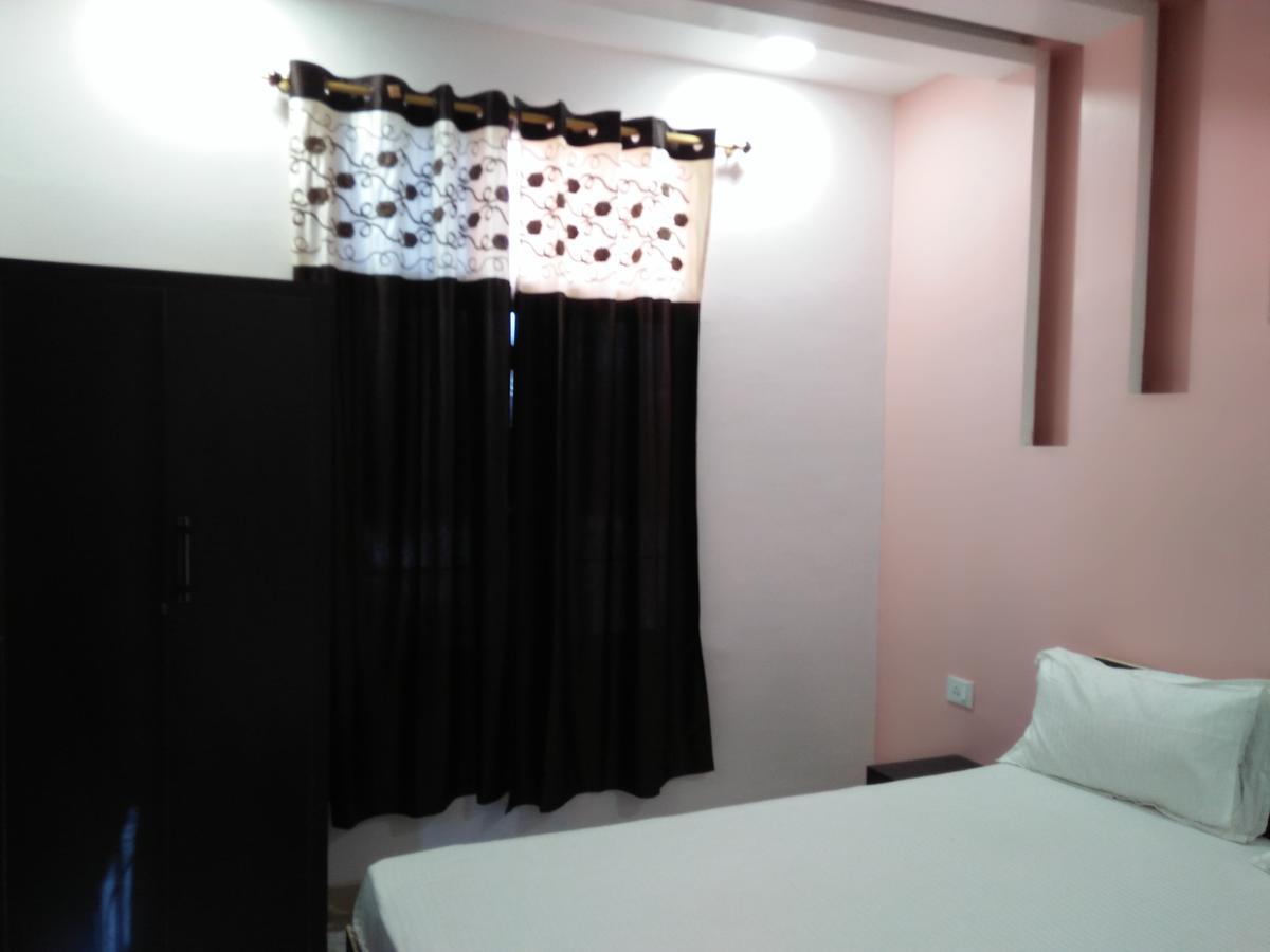 Hotel Sunaina International Гая Екстер'єр фото